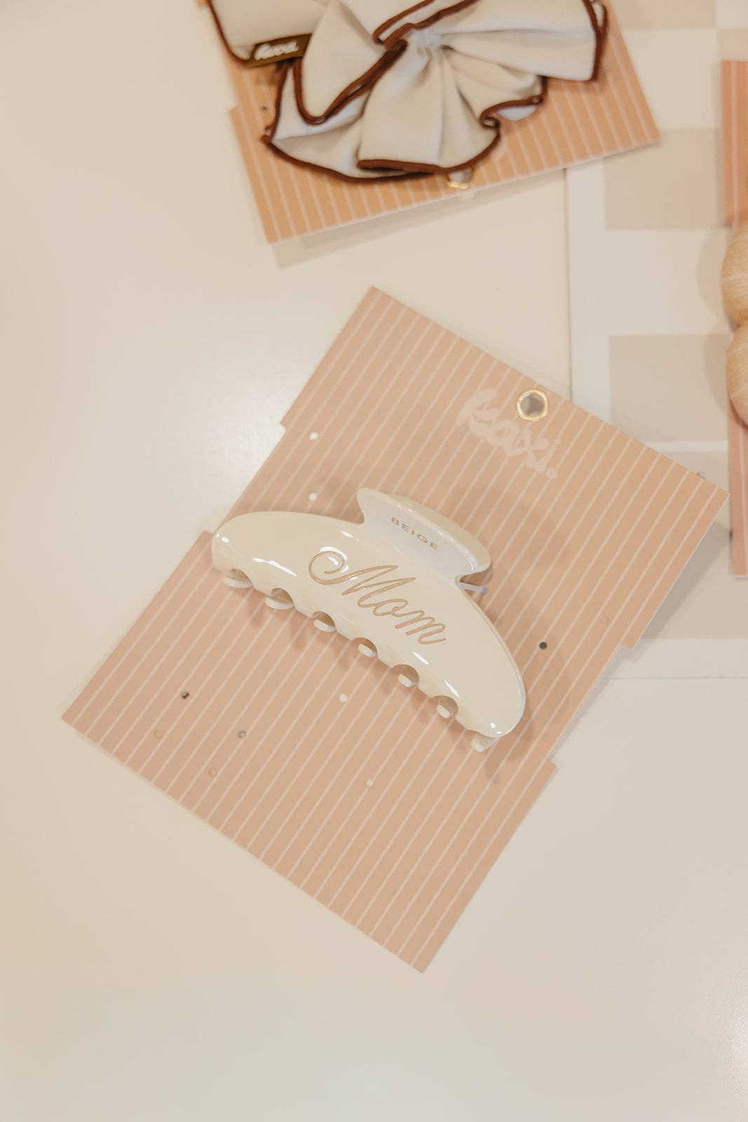 BEIGE MOM OVERSIZED CLAW